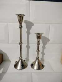 Dwa świeczniki metalowe srebrne z kryształkami granatowymi