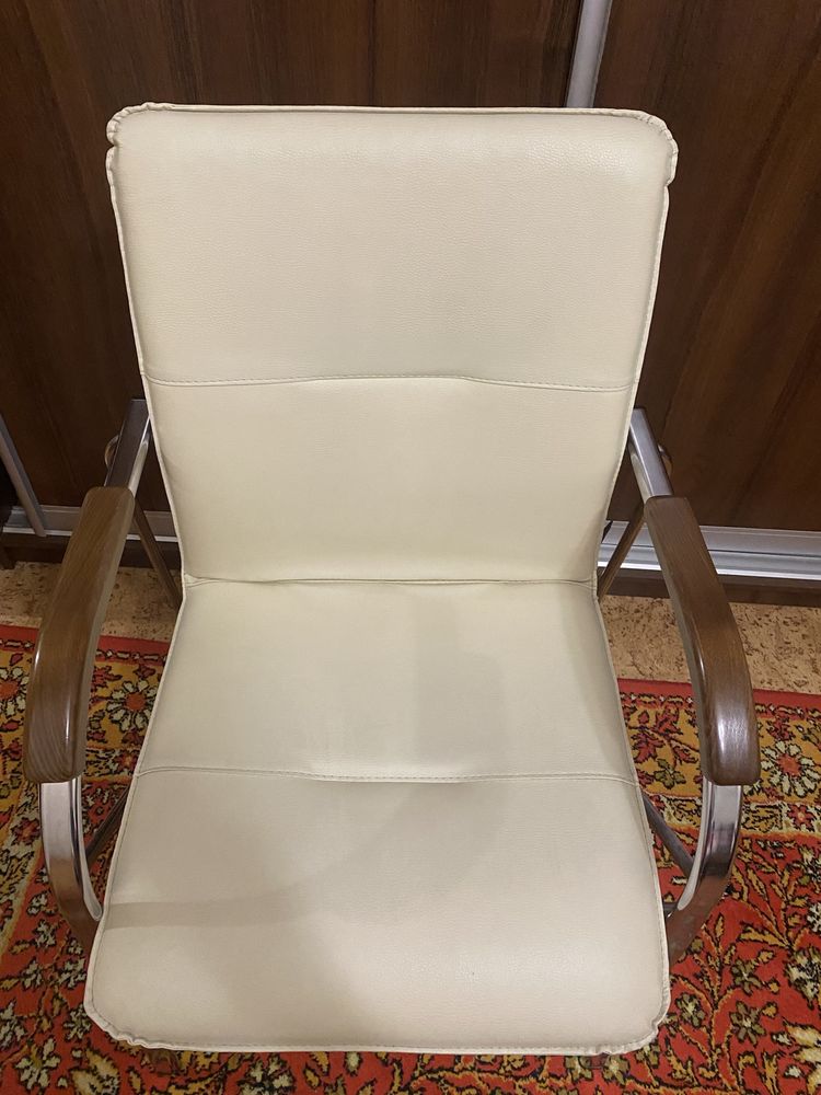 Белое кресло экокожа