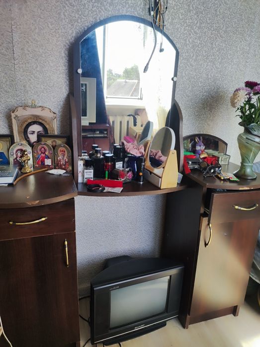 Продам трюмо б/у