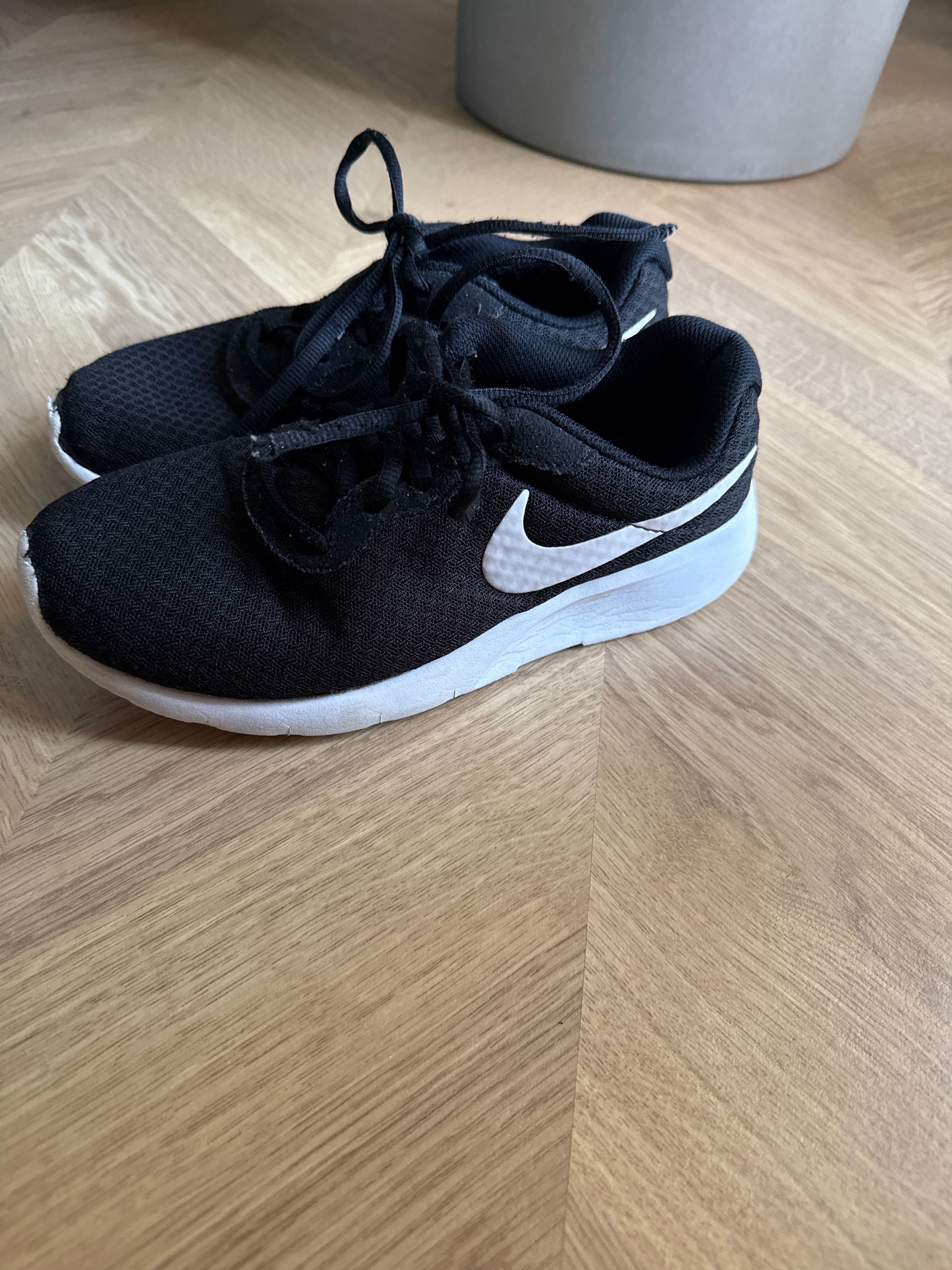 Кросівки Nike устілка 23,5 см р 37,5 -38