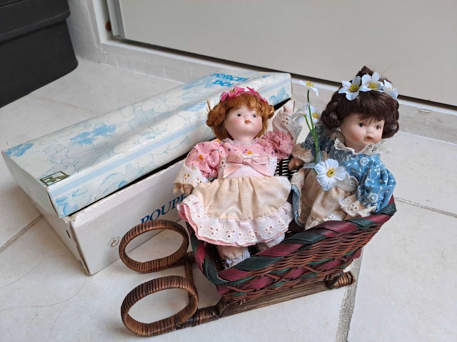 Trenó + bonecas de porcelana!