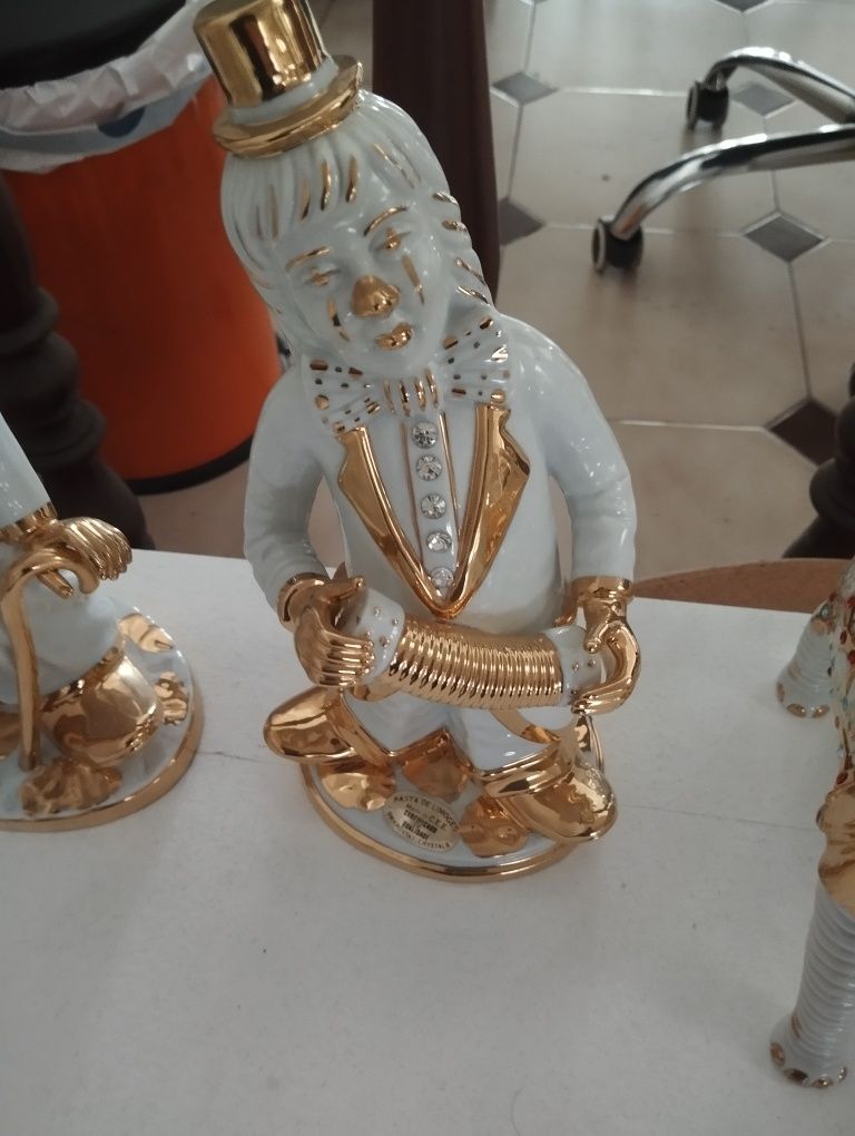 Estatuetas em porcelana