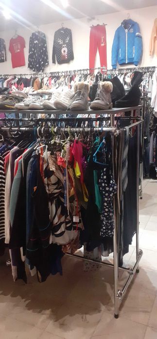 Wyposażenie sklepu z tanią odzieżą