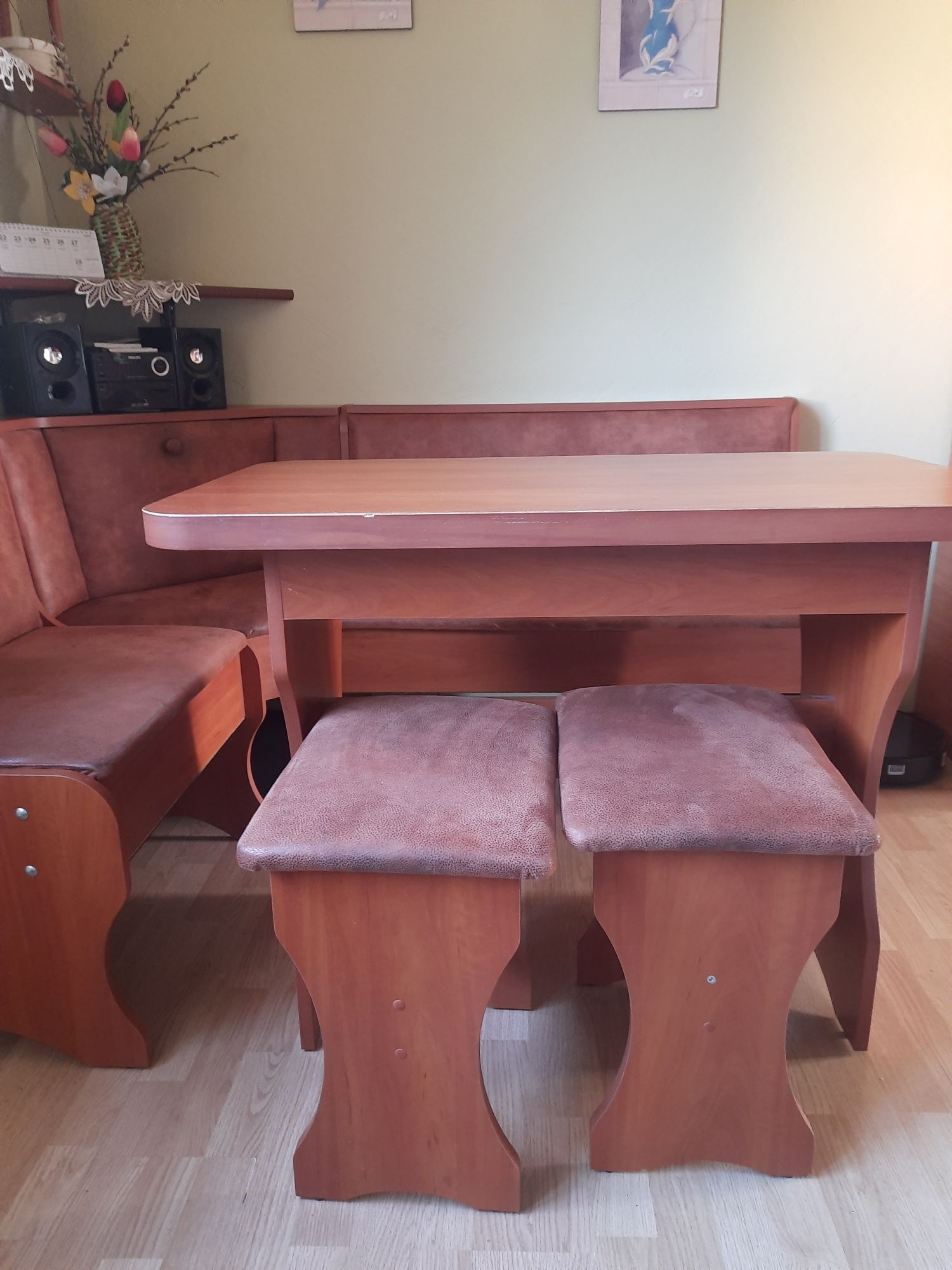 Rogówka, dwa stołki i stół
