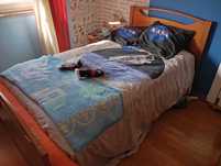 cama solteiro com colchão em otimo estado+cadeeiro teto quarto