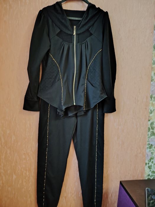 Костюм Модельный брюки и кофта трикотаж с гипюром и воланом 48р. L