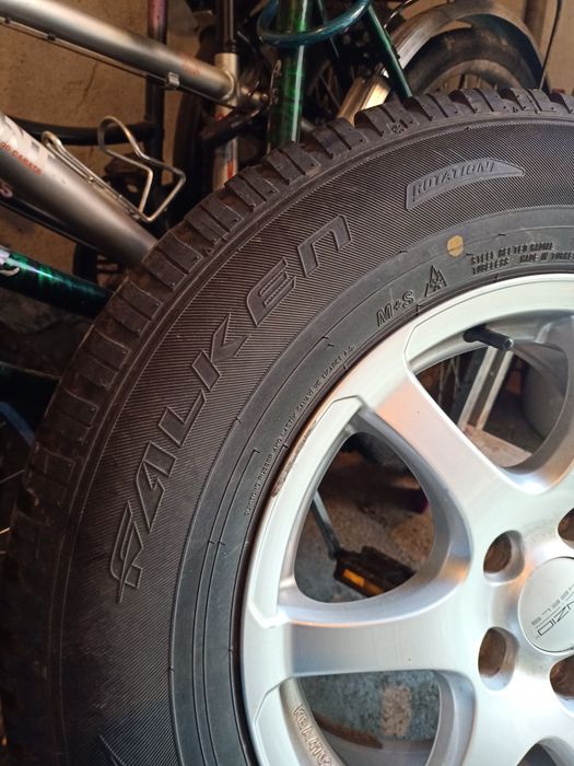 Komplet felg aluminiowych z oponami zimowymi marki Falken rozmiar 16