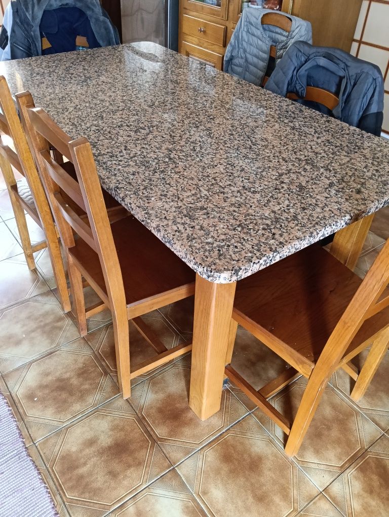 Mesa de cozinha com cadeiras