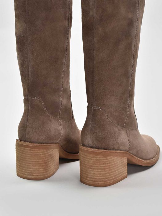 Сапоги высокие, замшевые.