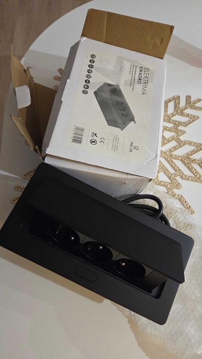 Gniazdo wpuszczane blatowe Elektrima Kwadro czarne 3x 230v