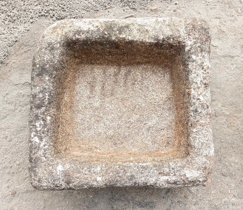 Antiga pia em pedra (59 x 58 x 29 cm)