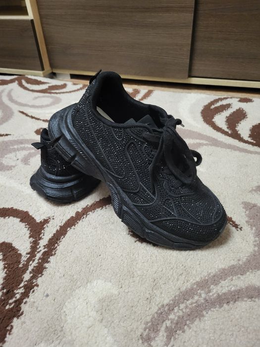 Продам жіночі кросівкі