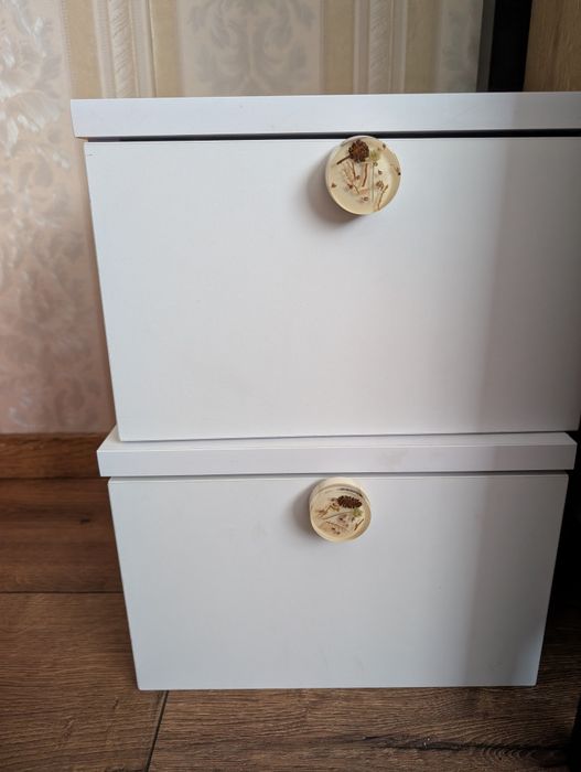 Dwie szafki nocne wiszące
