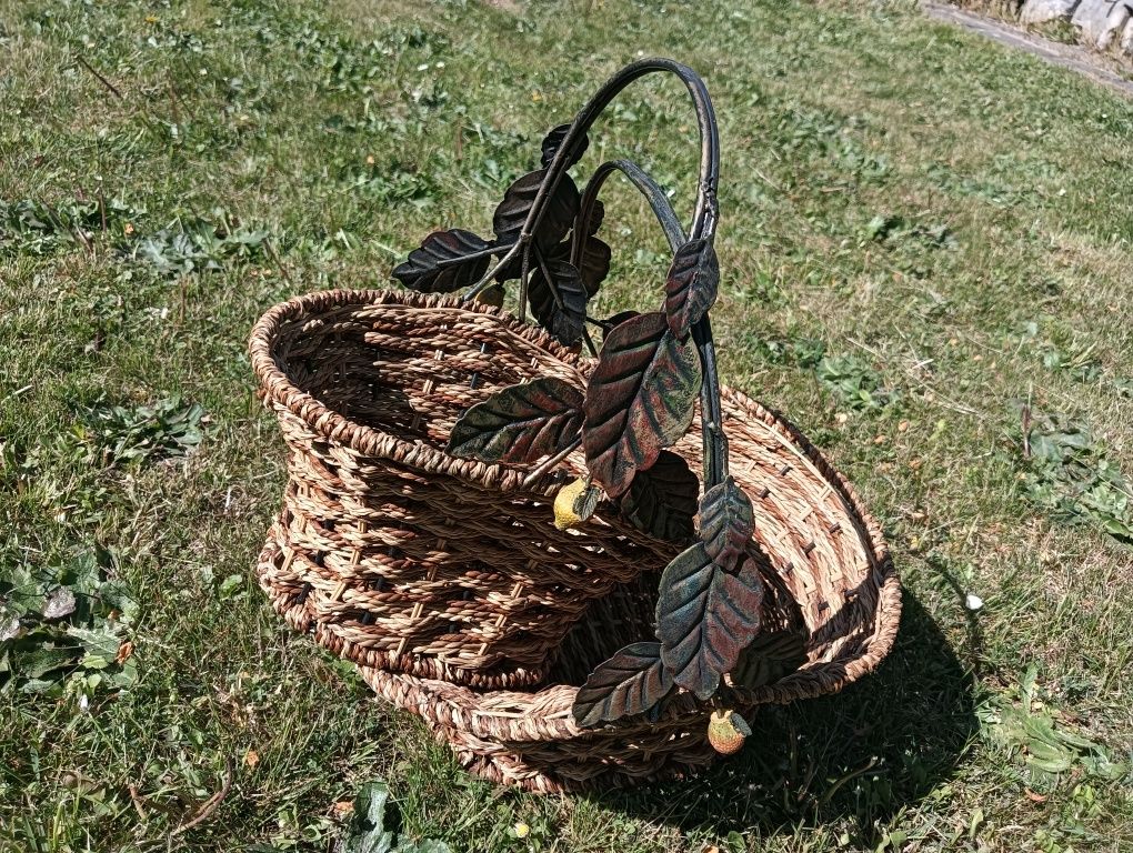 Metalowo wiklinowy komplet koszyków.