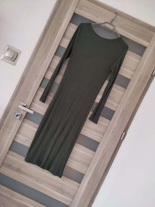Dzianinowa prążkowana sukienka midi Reserved roz S