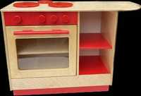 Zabawki, drewniana kuchenka - wyposażenie przedszkola, żłobka