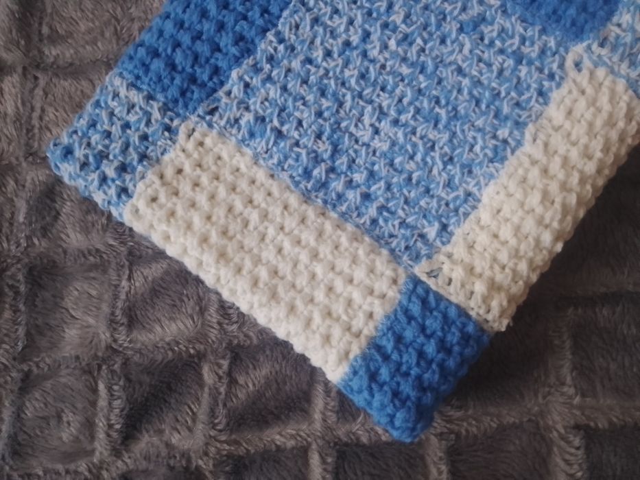 Kocyk ręcznie robiony ciepły, niebiesko - biały, rozmiar: 78cm x 78cm