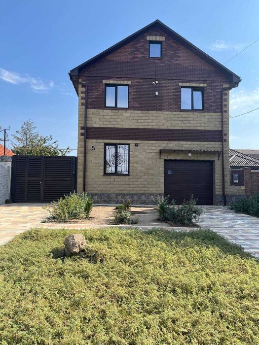 Продам 2-х этажный, современный, дом новой постройки в Центре