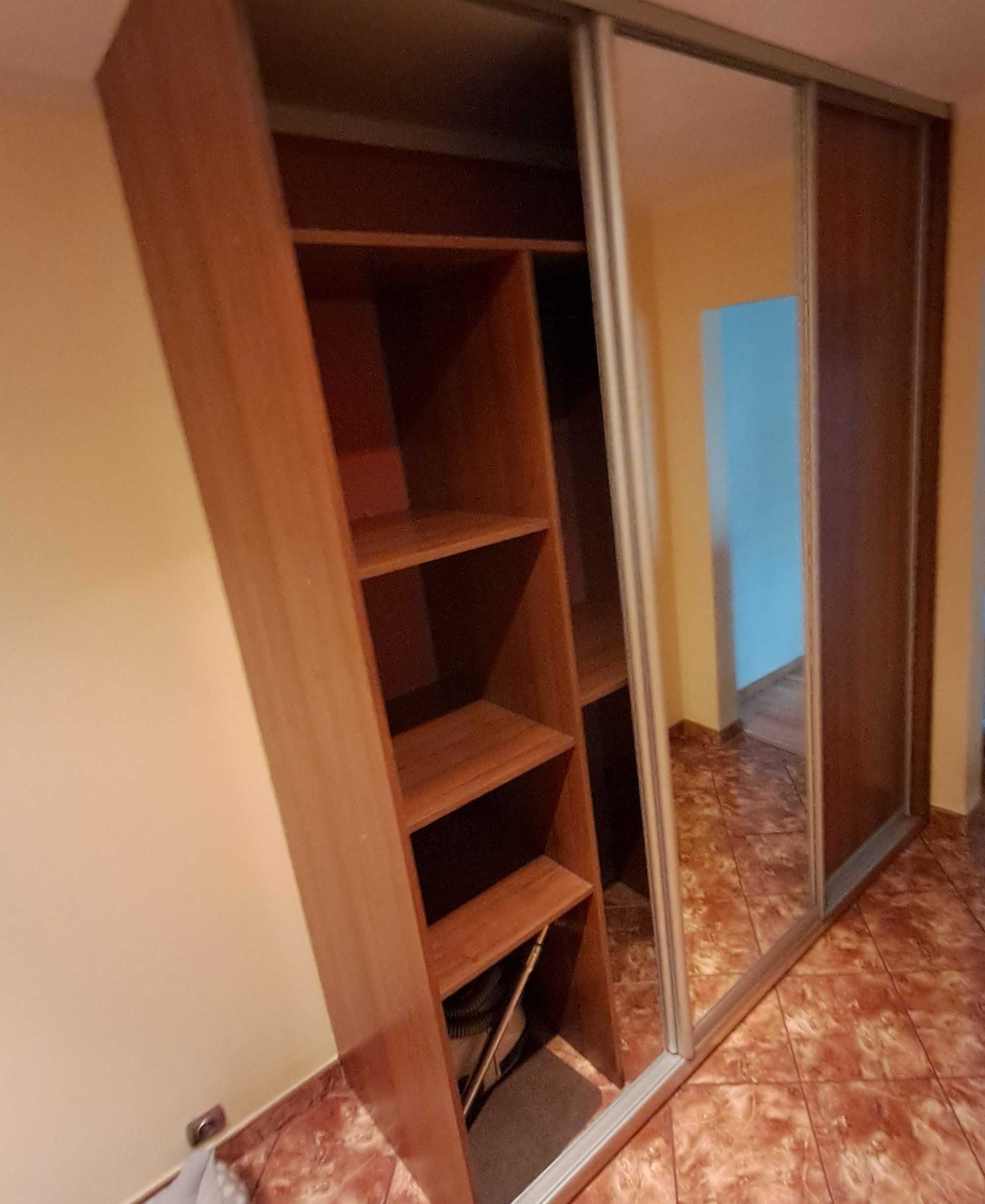Szafa przesuwna z lustrem , dwa boki, półki , 3 rurki  2,43 x 2,10