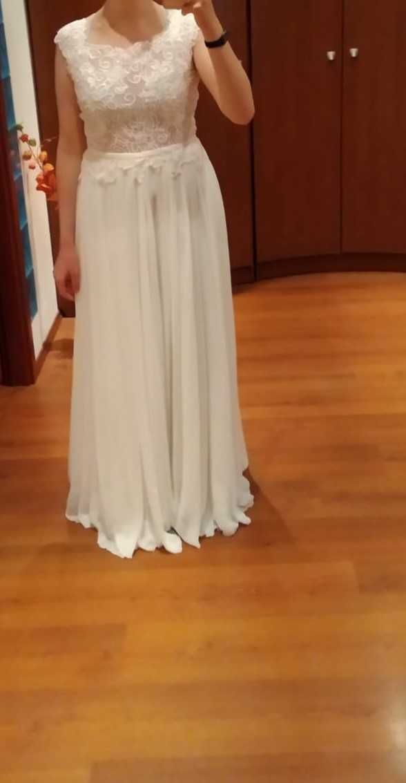 Piękna, subtelna suknia ślubna 38
