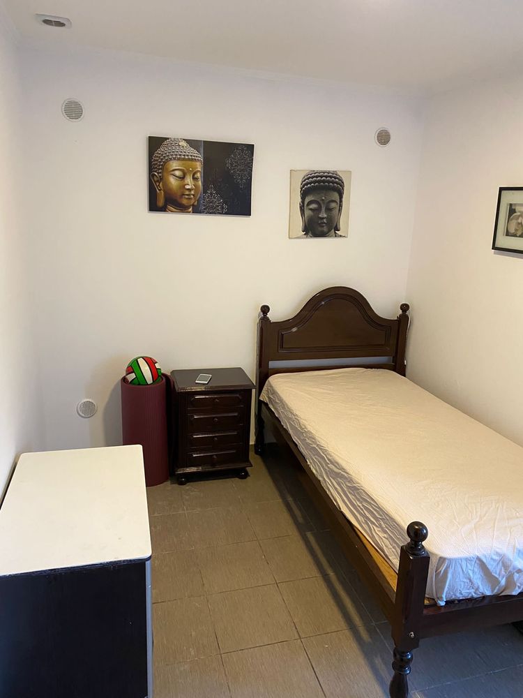 Quarto aluga-se.