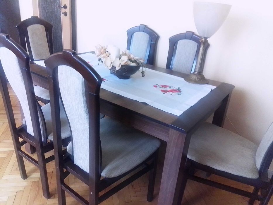 Tanio stół i krzesła oraz wygodny fotel