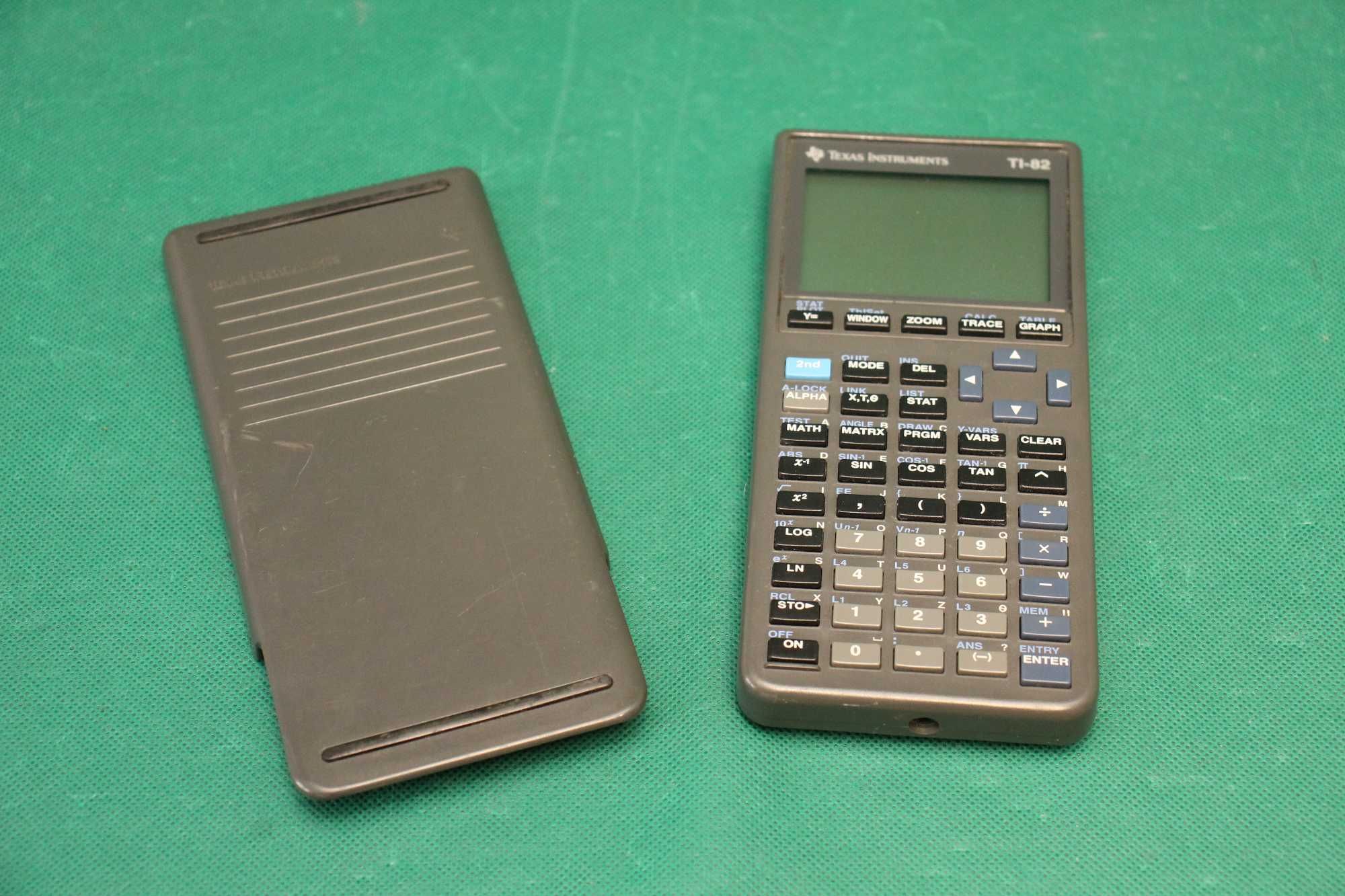 Kalkulator graficzny TEXAS INSTRUMENTS TI-82