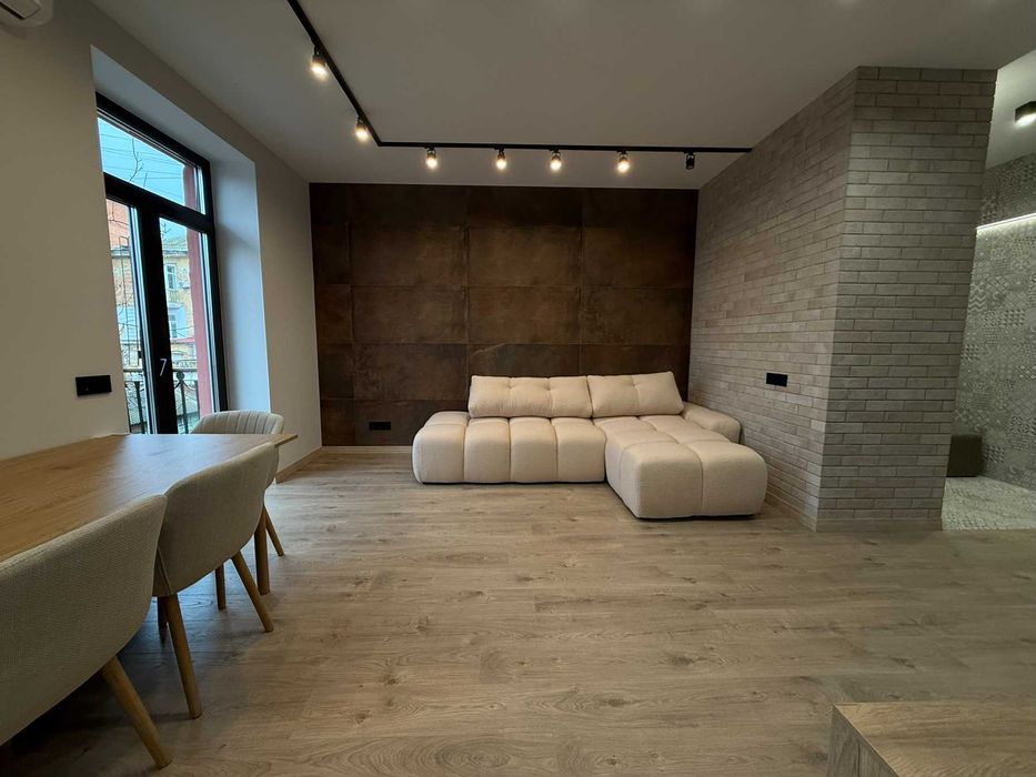 Продаж стильної двокімнатної квартири студії, в центрі міста