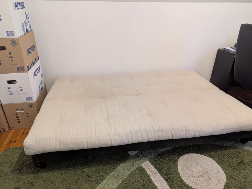 Łóżko rozkładane - Futon na stelażu rozkladanym