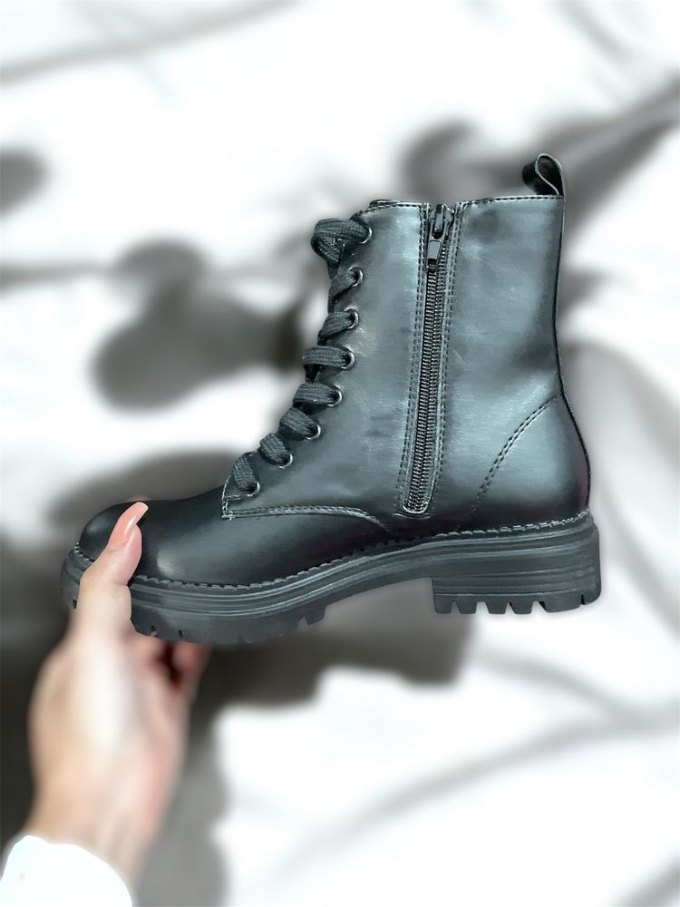 Botas pretas tornozelo