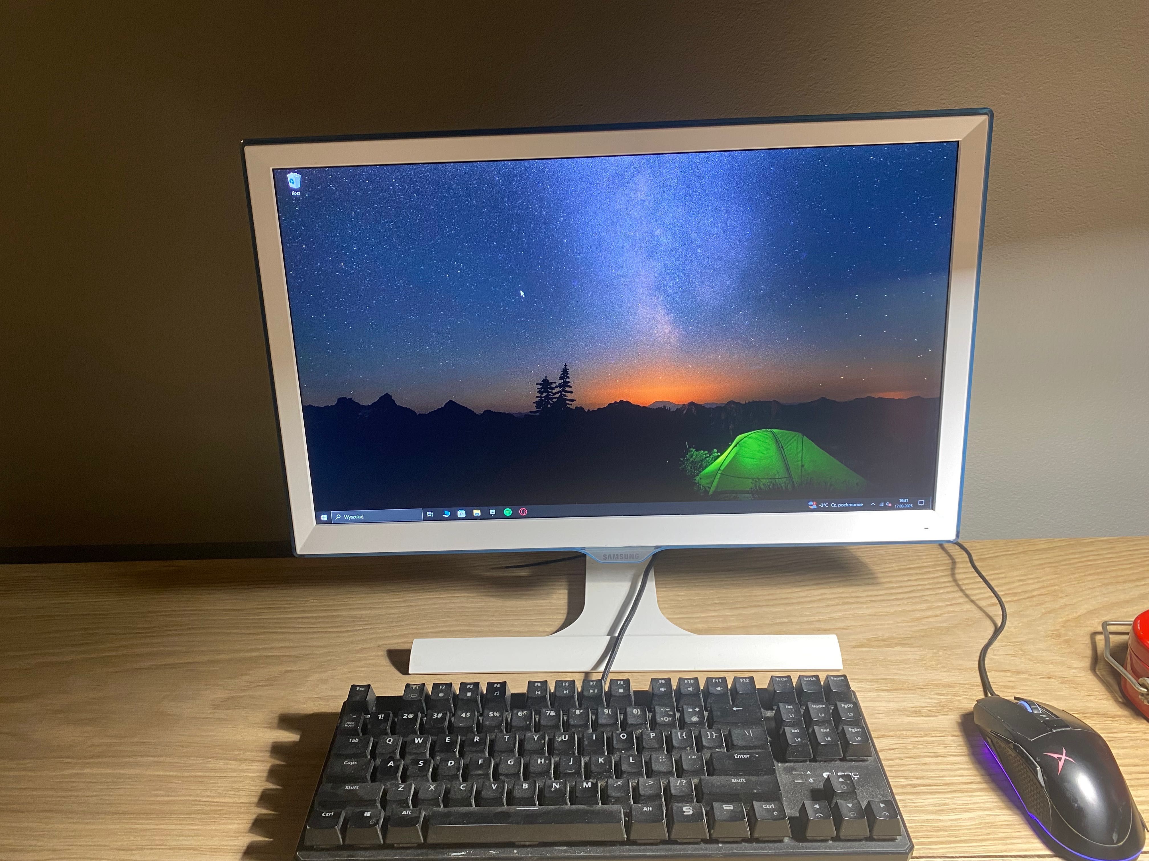 Komputer stacjonarny+monitor i klawiatura i myszka