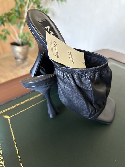 Нові шкіряні шльопанці Mango