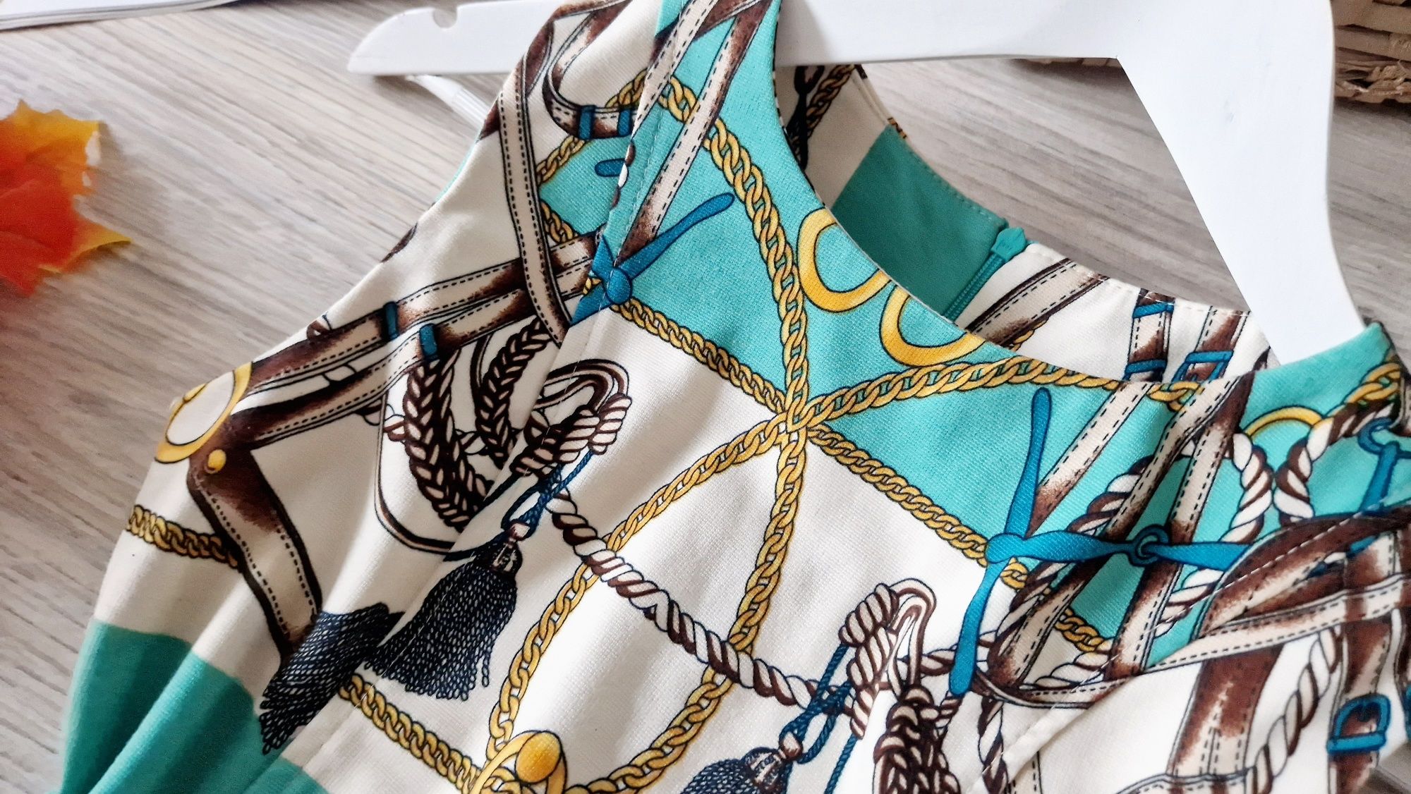 r.S/XS Luksusowa Sukienka Wzory Scarf Print Złote Łańcuszki