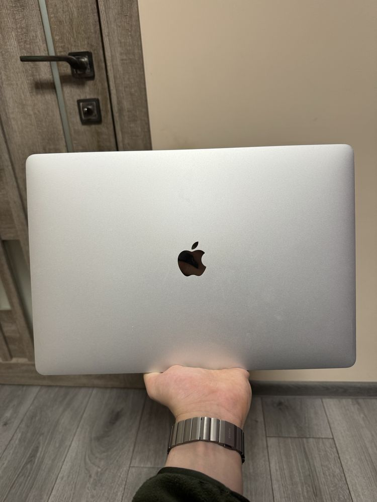 Macbook pro 16 2019 core i9 32/1tb amd pro 5500m 4gb