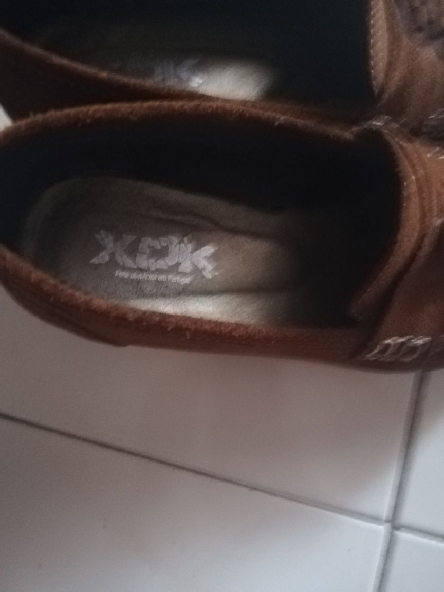 Sapatos camurça com sola de madeira