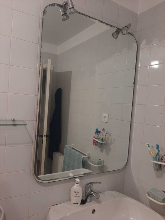 Louça de casa de banho e espelhos usados