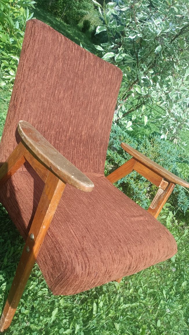 Ретро відпочинкове старовинне крісло