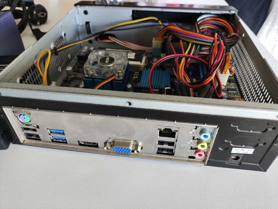 Mini PC Asus C8HM70-I/HDMI + Caixa ITX LC Power LC-1350MI + 4GB RAM