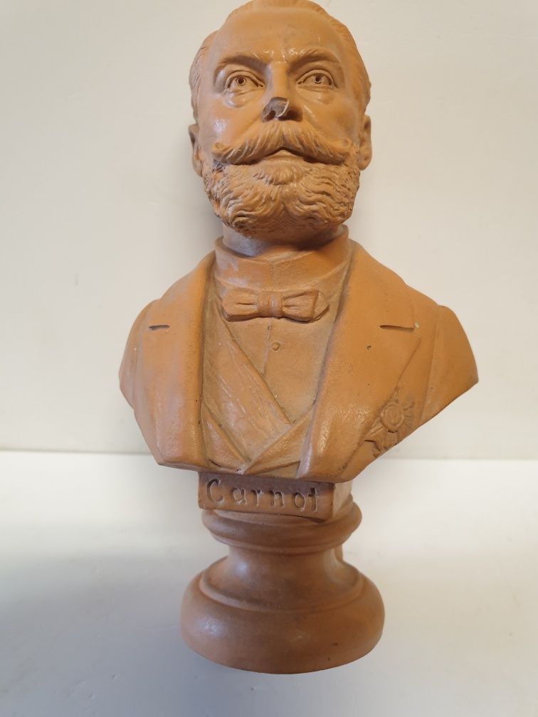 Antigo busto do ilustre francês Monsieur Carnot em barro