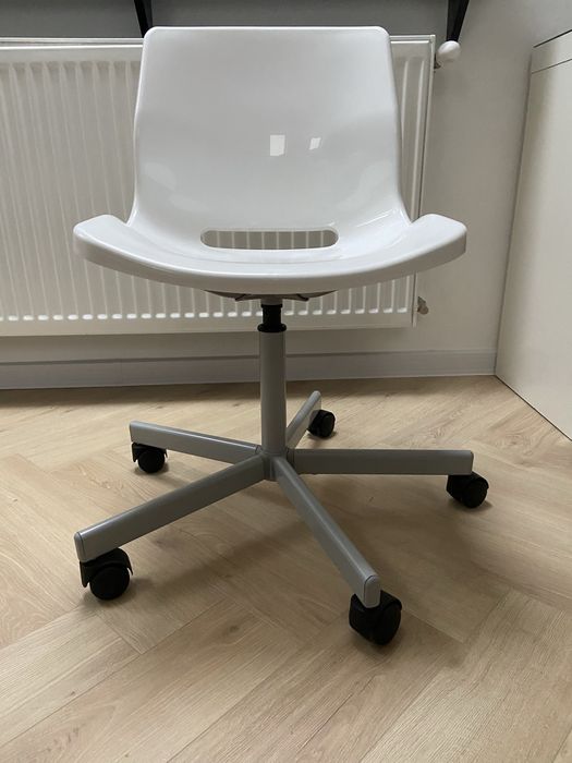 Obrotowe, plastikowe, białe krzeslo IKEA