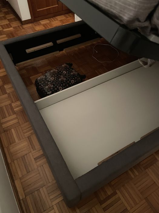 Cama com estrado elevatório