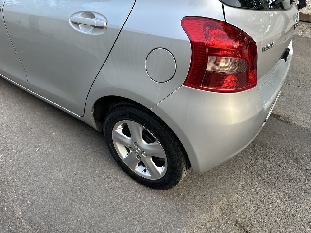 Продам свой автомобиль Toyota Yaris 2006. Безключевой, на кнопке.