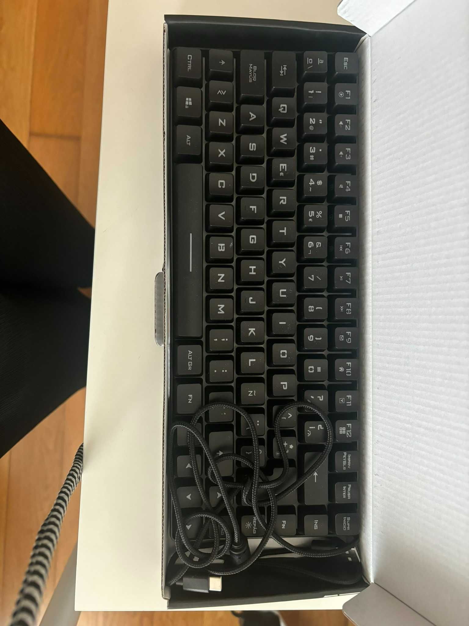 Teclado Gamming Elite K70  semi-mecânico
