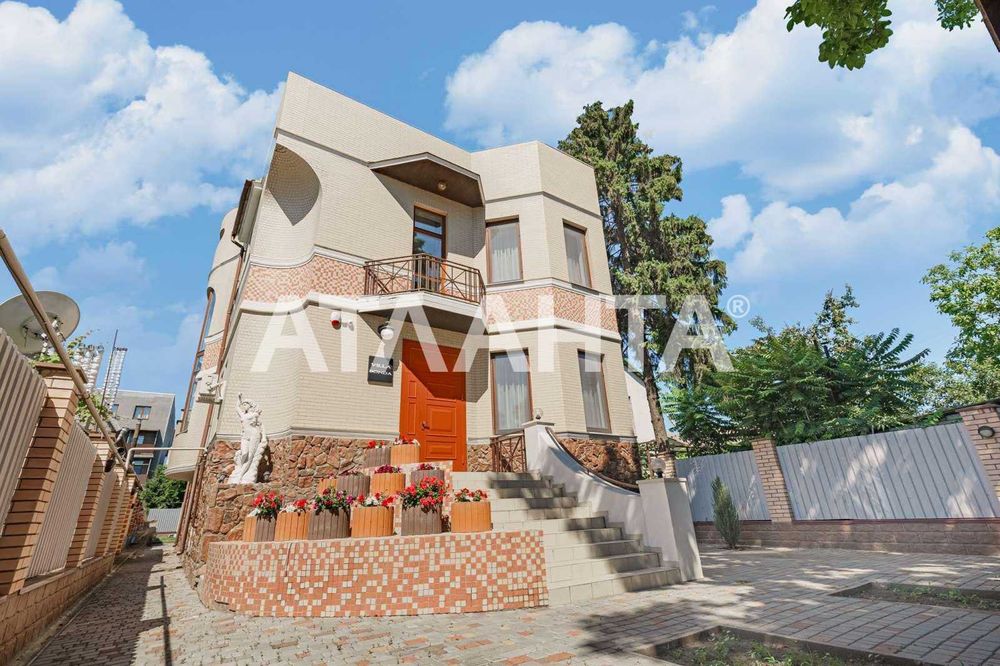 Гостиница в пешей доступности 13 фонтана! Бассейн!