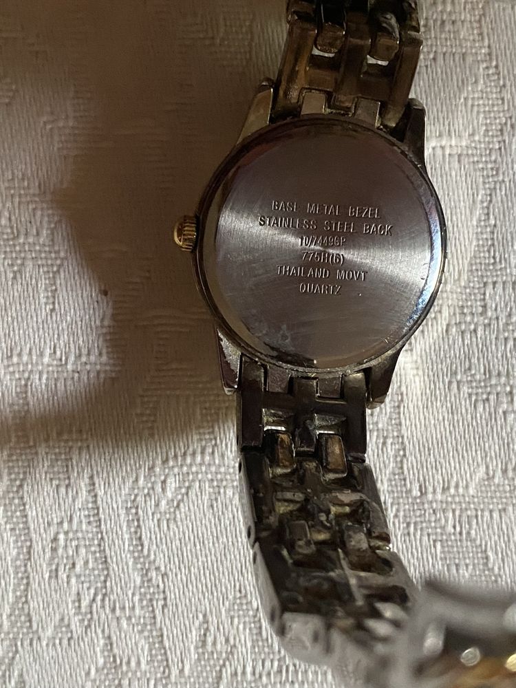 Zegarek damski Anne Klein z datownikirm na branzolecie