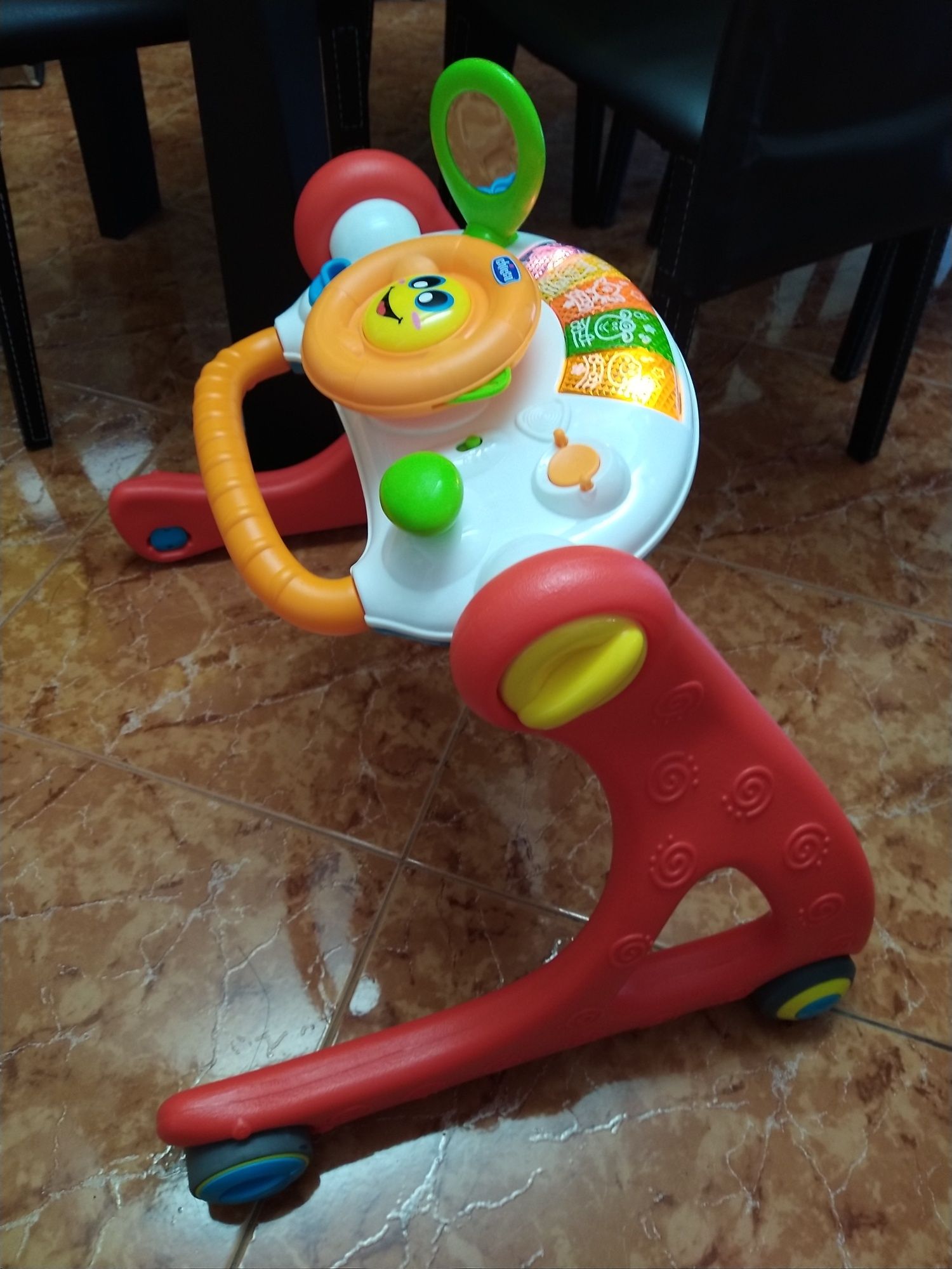 Brinquedo bebé Ginásio cresce e caminha da Chicco.
CHICCO
Ginásio Cres