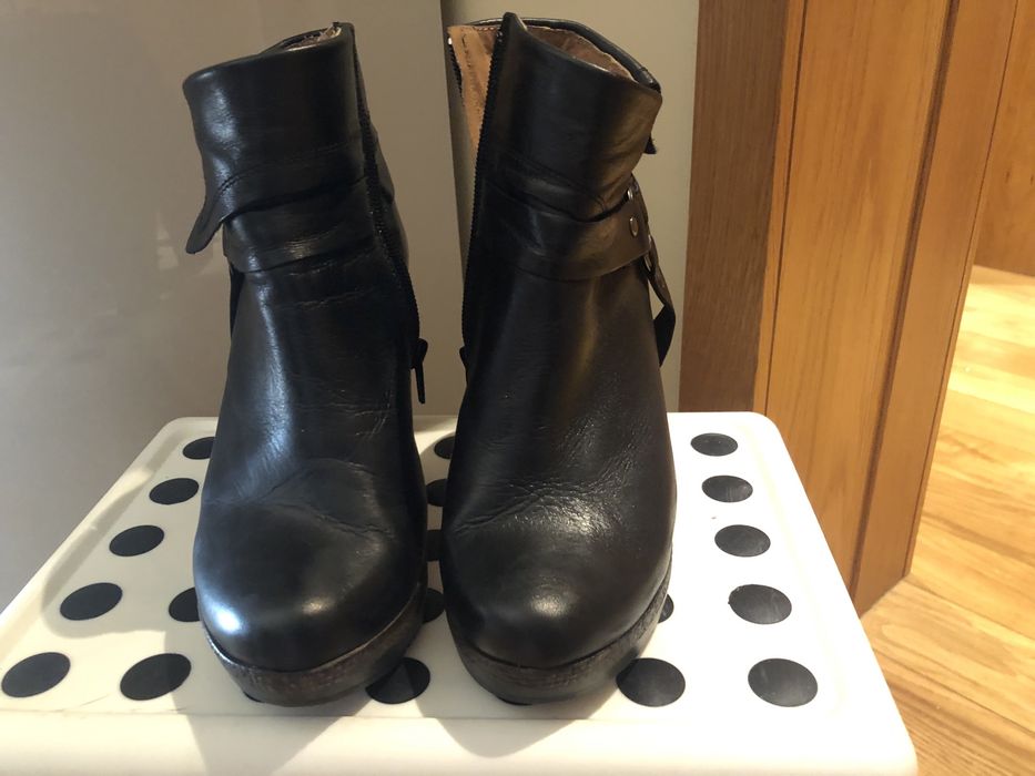 Botas pretas de couro