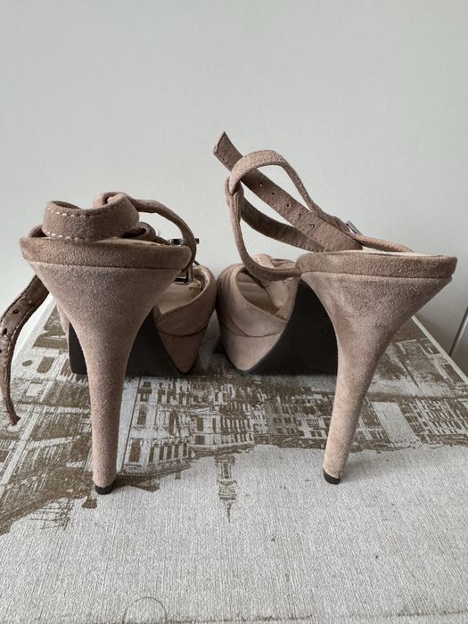 Wysokie beżowe szpilki w rozmiarze 37