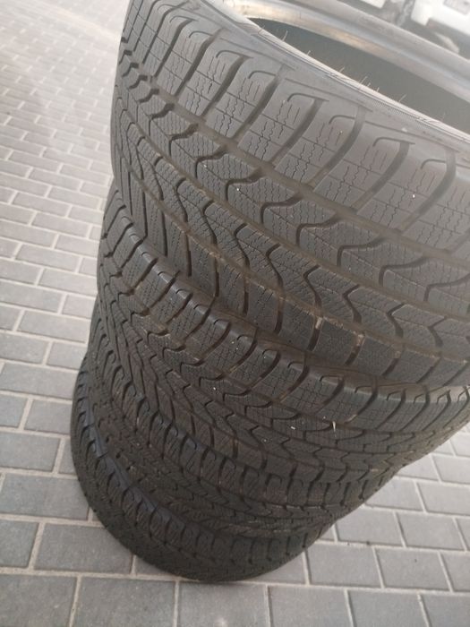 Komplet opon zimowych dostawcze ciężarowe Goodyear 235/50/19C