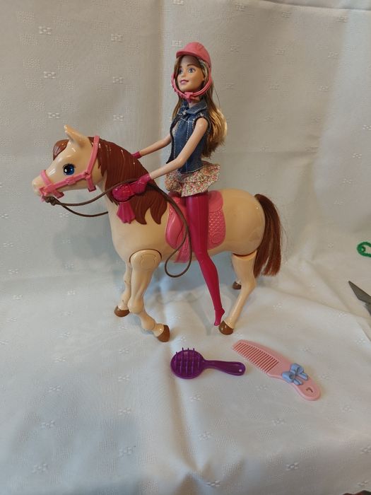 Koń chodzący i lalka barbie dżokejka Mattel